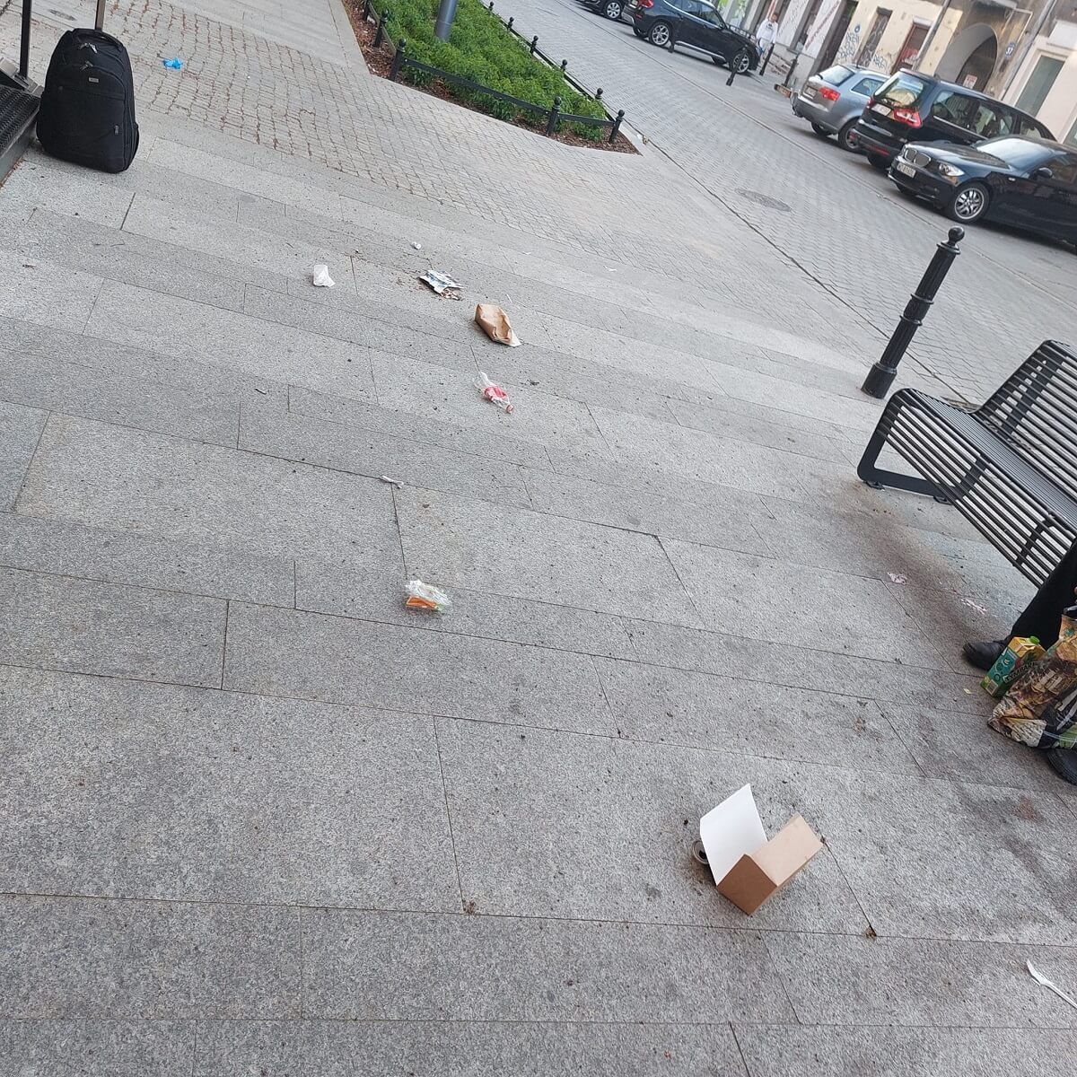 Przepełnione kosze i zalegające śmieci na ul. 1 Maja