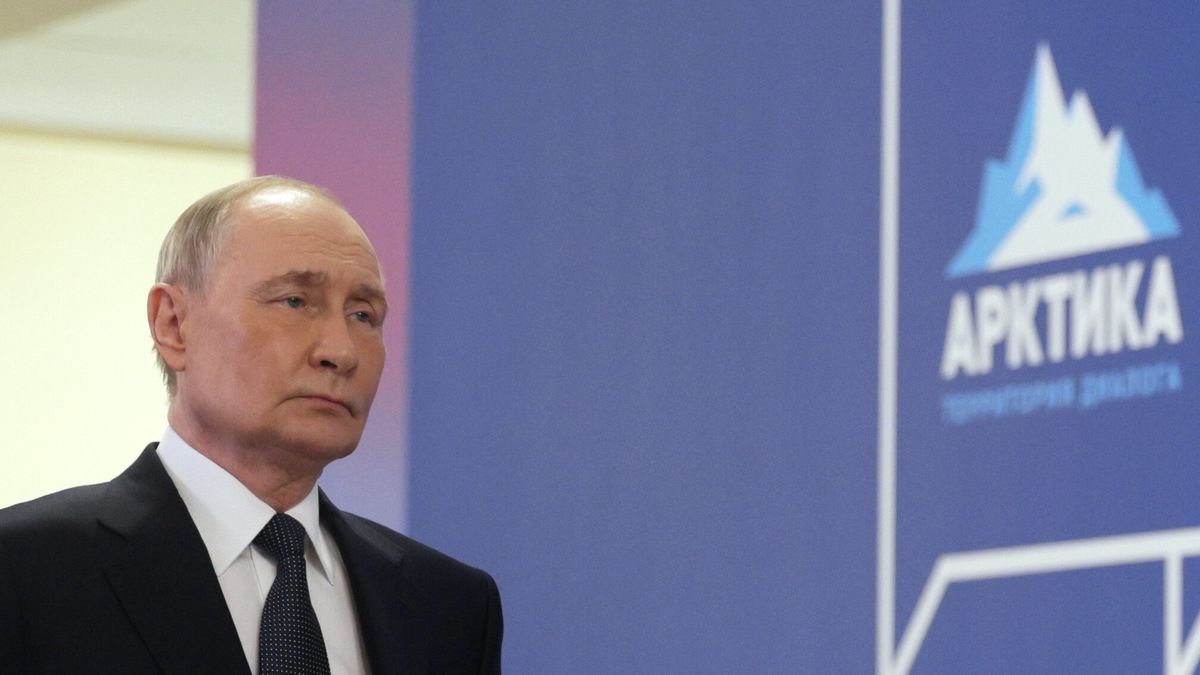 Russian President Putin visits Murmansk region
epa11992218 Russian President Vladimir Putin attends a presentation of business plans for the development of key settlements in the Russia's Arctic zone, in Murmansk, Russia, 27 March 2025.  EPA/GAVRIIL GRIGOROV / SPUTNIK / KREMLIN POOL MANDATORY CREDIT 
Dostawca: PAP/EPA.
GAVRIIL GRIGOROV / SPUTNIK / KREMLIN POOL
diplomacy, government, arctic, logo, mic, backdrop, war, conflict