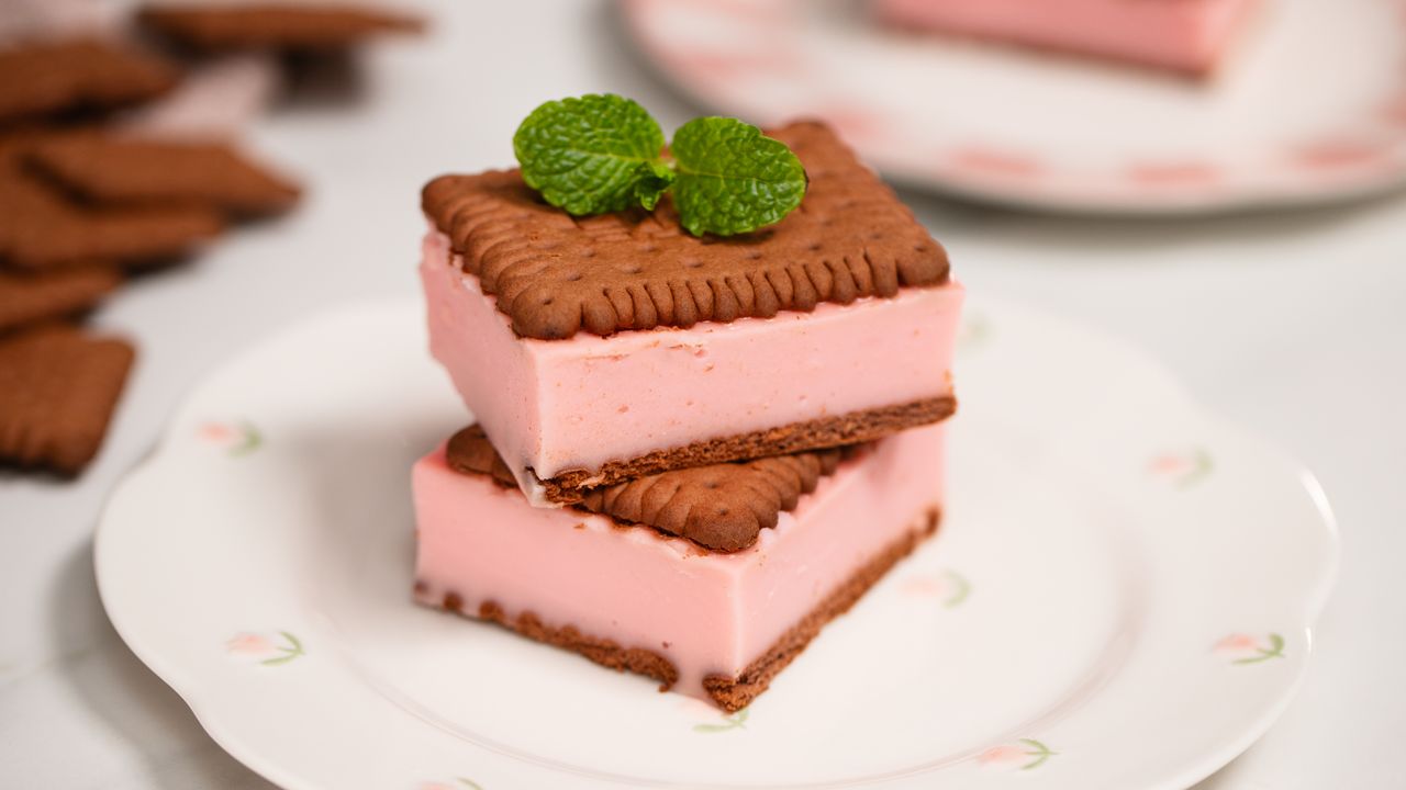 Ciasto budyniowe bez pieczenia. Tak pyszne, że na jednym kawałku się nie skończy