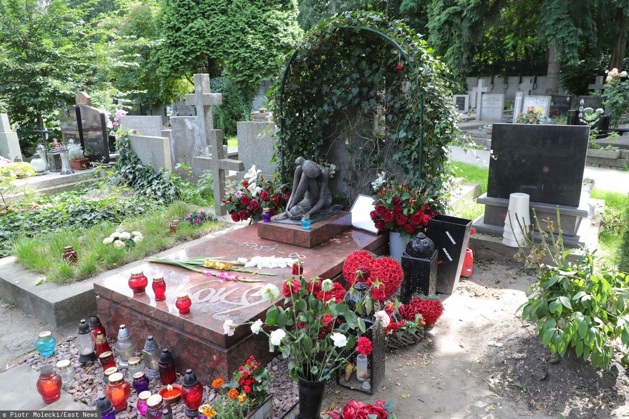 Na grobie Kory stanęła brązowa rzeźba Moniki Osieckiej