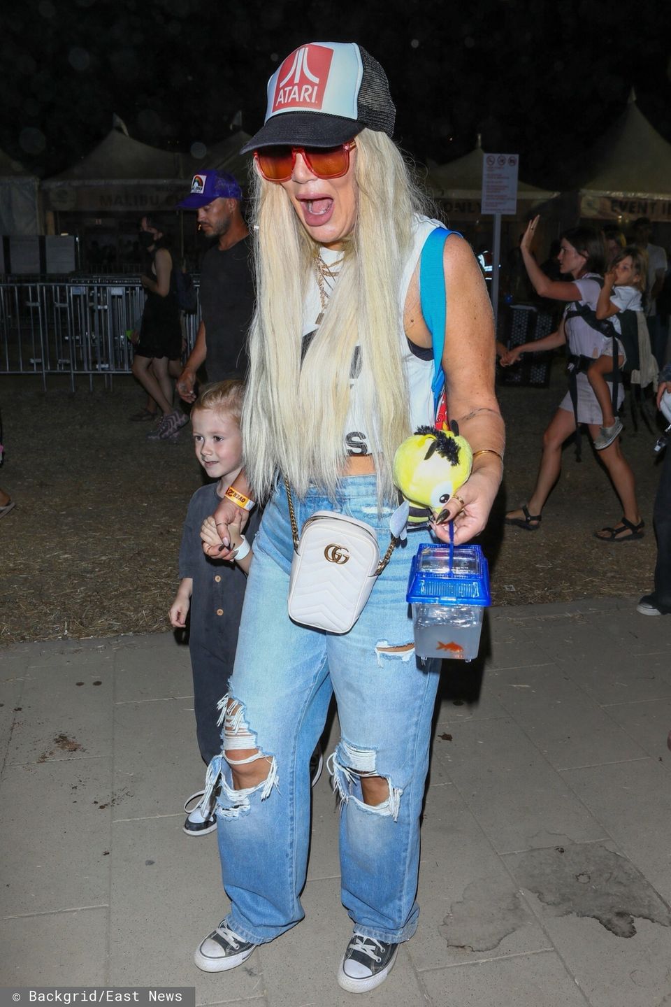 Tori Spelling z dziećmi w wesołym miasteczku