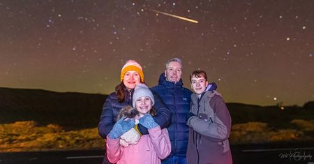 Prawdziwa gwiazda zdjęcia rodzinnego. Przeleciała w idealnym momencie