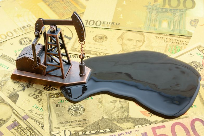 Rok temu notowania ropy spadły poniżej zera. Teraz baryłka kosztuje 64 dolary