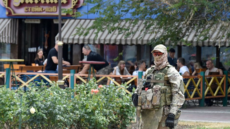 Produkcja stali w Zaporo?u
A Russian serviceman stands guard in Melitopol, Zaporizhzhia region, on July 14, 2022, amid the ongoing Russian military action in Ukraine. (Photo by Olga MALTSEVA / AFP)
OLGA MALTSEVA