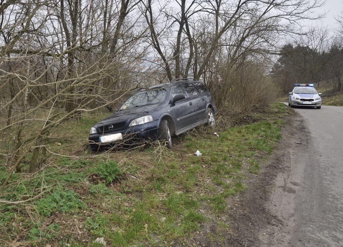 Samochód wjechał do rowu podczas ucieczki od  kontroli drogowej