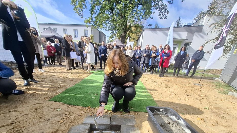 Uroczyście wmurowano kamień węgielny pod budowę Zakładu Opiekuńczo-Leczniczego w Skierniewicach