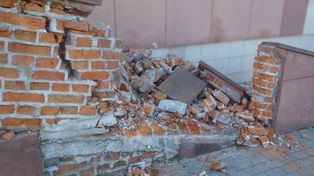 Obywatel Ukrainy staranował autem murek przy dworcu PKP w Chełmie