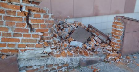 Obywatel Ukrainy staranował autem murek przy dworcu PKP w Chełmie