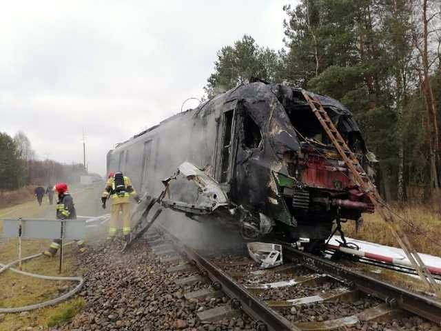 Auto wjechało na tory. Kierowca nie żyje, pociąg w ogniu