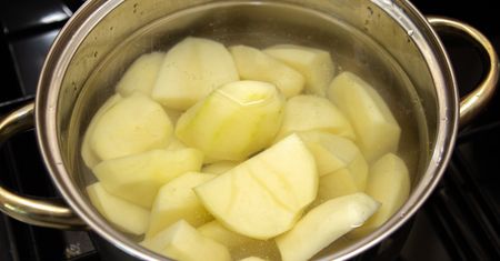 Dodaję do przesolonych ziemniaków. Stają się tak pyszne, że nawet kotlet zostanie w tle