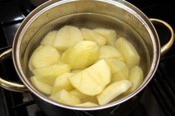 Dodaję do przesolonych ziemniaków. Stają się tak pyszne, że nawet kotlet zostanie w tle