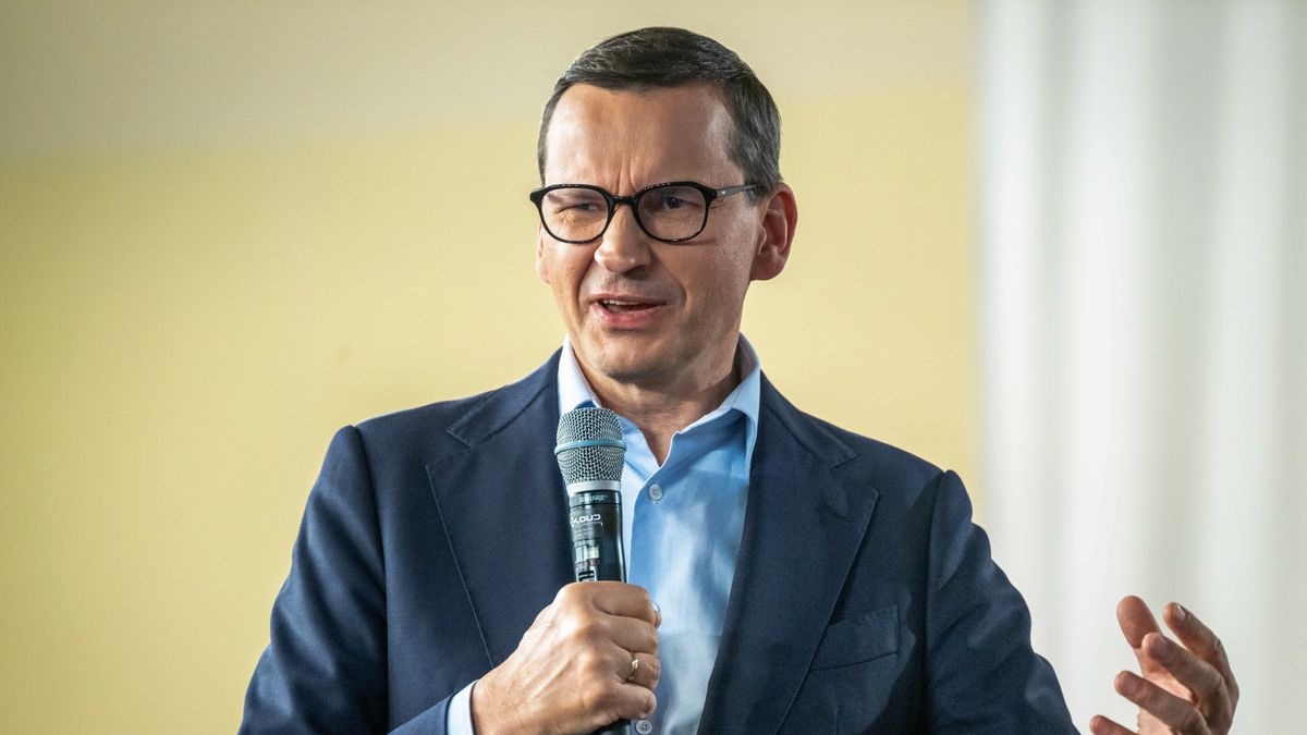 Żalno, 03.09.2022. Premier Mateusz Morawiecki podczas spotkania z mieszkańcami powiatu tucholskiego w Szkole Podstawowej im. Stefana Kardynała Wyszyńskiego w Żalnie, 3 bm. (sko) PAP/Tytus Żmijewski