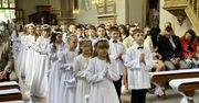 I Komunia Święta dzieci z parafii w Tarnobrzegu-Wielowsi. Uczniowie klas trzecich ze Szkoły Podstawowej numer 8 imienia Stanisława Piętaka