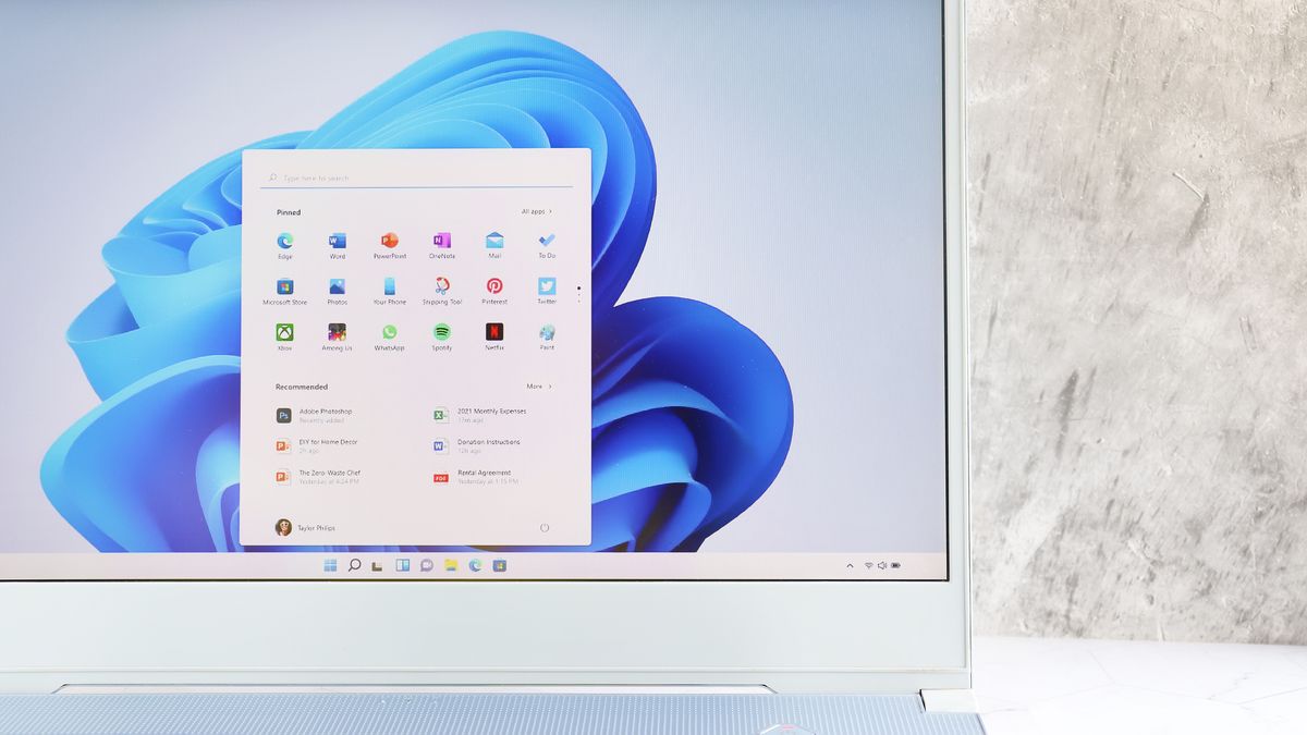 Windows 11 jest wręcz zbudowany do pracy zdalnej. Zdecydowanie bardziej integruje się z aplikacjami środowiska wspomnianego Microsoft 365 (dawny Office 365), pozwalając na znacznie łatwiejsze korzystanie z dokumentów w chmurze. 