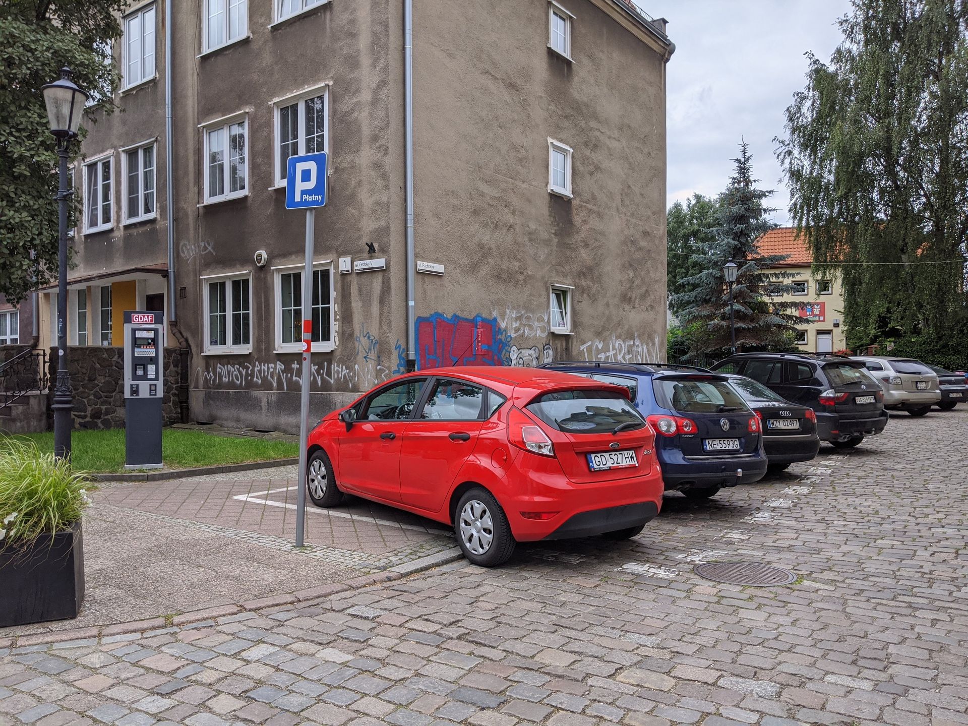 W Gdańsku w wakacje trudno znaleźć miejsce do parkowania