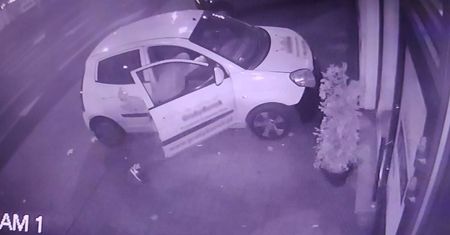 Przechodząc obok samochodu, zauważyli w nim telefon. Po chwili namysłu postanowili sobie go przywłaszczyć
