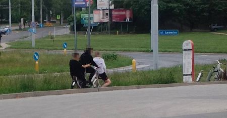 Trzech nastolatków na jednym rowerze miejskim. Tak wygląda codzienne niszczenie LRM