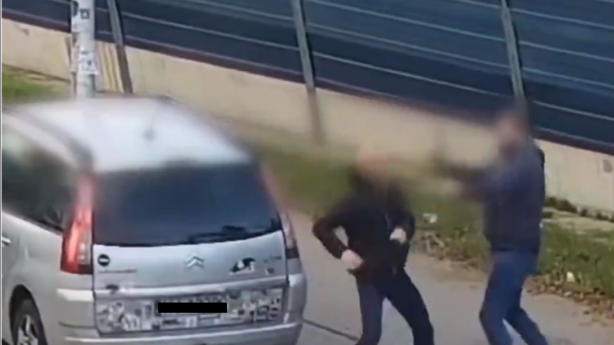 Kierowcy pobili się na poboczu. Internauci kpią