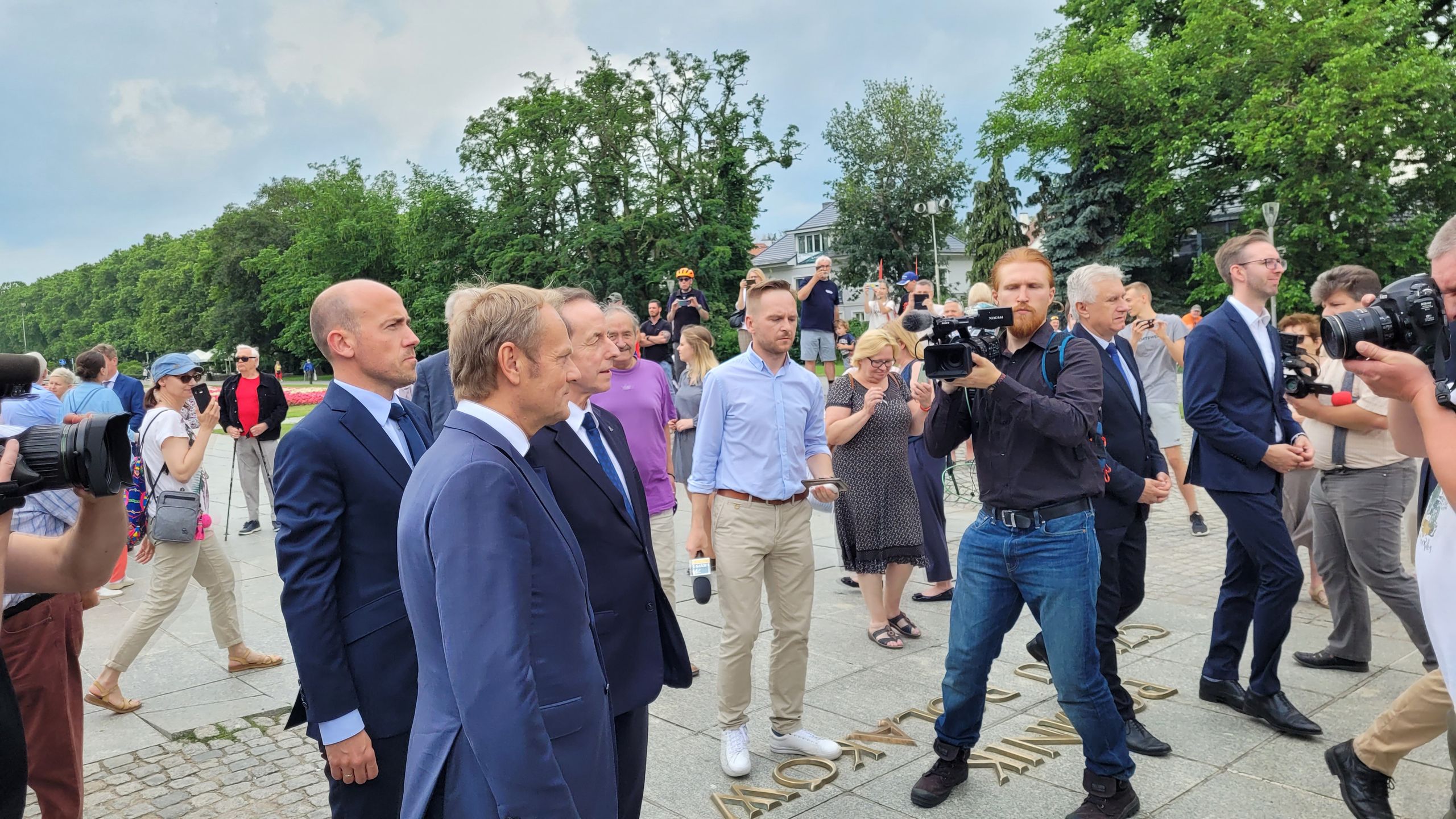 "Królu Europy!" - takie okrzyki wnosili niektórzy uczestnicy spotkania przeciwni liderowi PO