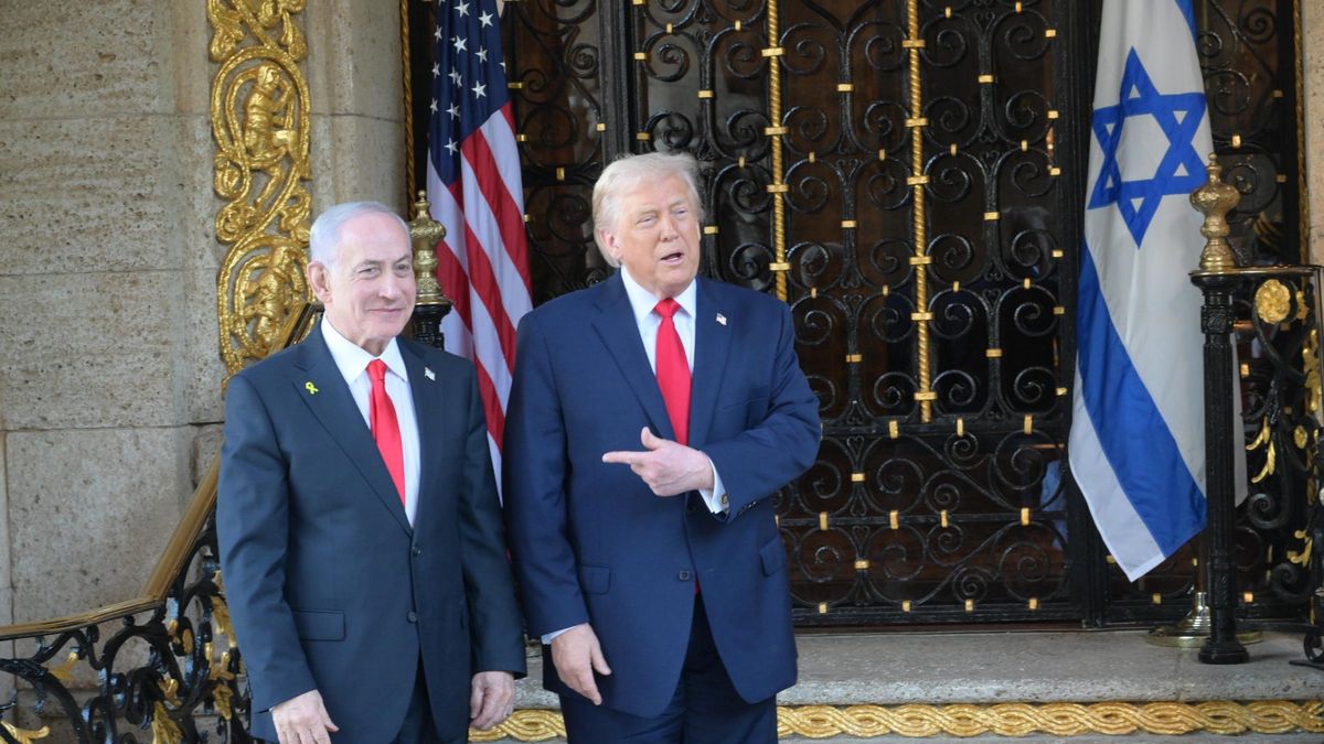 FLORIDA, UNITED STATES - DECEMBER 29: (----EDITORIAL USE ONLY - MANDATORY CREDIT - 'AMOS BEN GERSHOM / GPO / HANDOUT' - NO MARKETING NO ADVERTISING CAMPAIGNS - DISTRIBUTED AS A SERVICE TO CLIENTS----) U.S. President Donald Trump (R) welcomes Israeli Prime Minister Benjamin Netanyahu (L) at his Mar-a-Lago residence in Florida, United States on December 29, 2025. (Photo by Amos Ben-Gershom (GPO)/Handout/Anadolu via Getty Images)