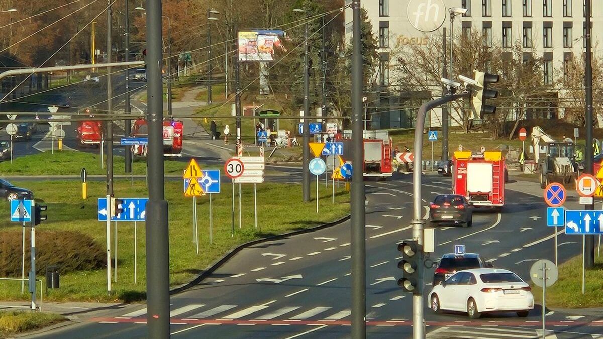 Strażacy jadący do uszkodzonego gazociągu