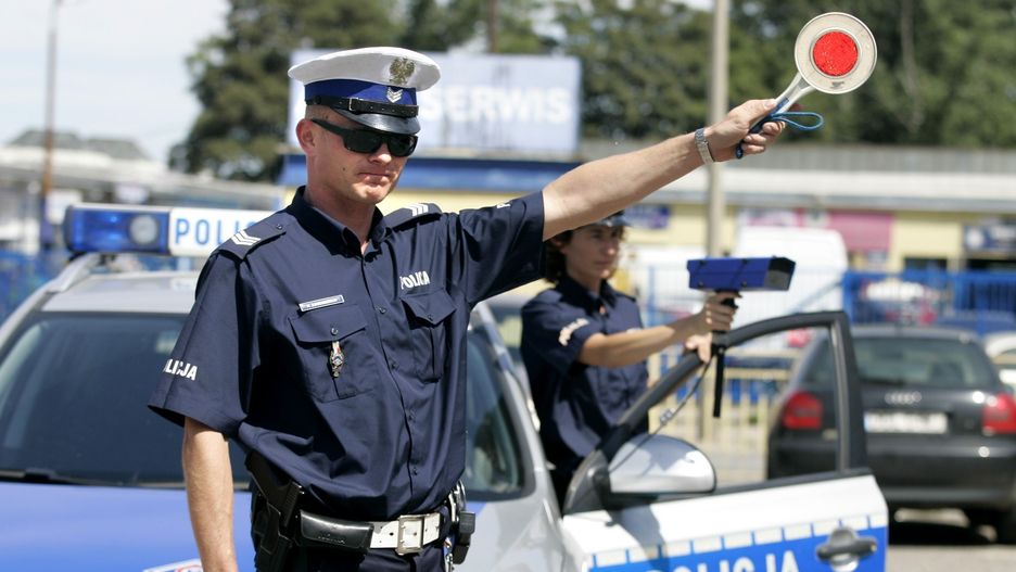 Nowoczesne technologie coraz częściej wspierają bezpieczeństwo na drogach we współpracy z policją. 