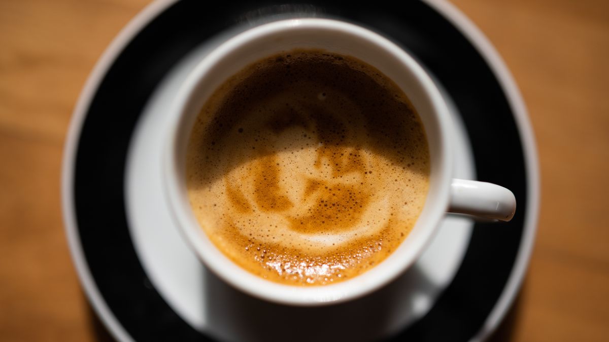 Gorąca czarna kawa często jest wypijana w pośpiechu 