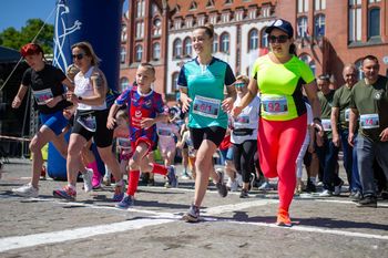 Trzeci „Bieg na Wieżę Ratusza” w Słupsku. Sport, emocje i świętowanie jubileuszu miasta [ZDJĘCIA]