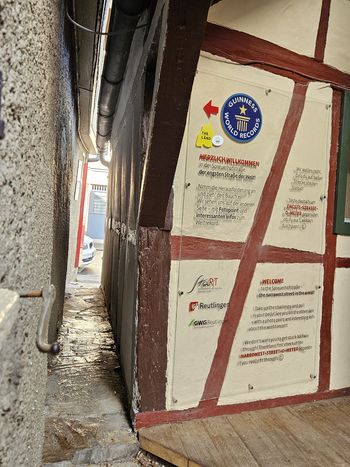 Najwęższa ulica świata. Turyści przeciskają się przez 31 cm