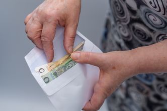 Ile Polacy wkładają do koperty po kolędzie? Oto najnowsze dane
