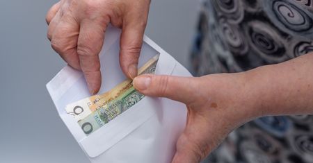 Ile Polacy wkładają do koperty po kolędzie? Oto najnowsze dane