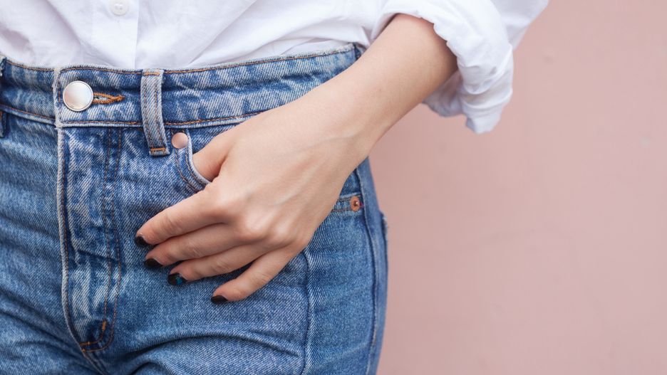 Modne jeansy na wiosnę i lato 2021 spodnie jeansowe