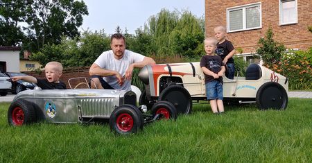 Zbudował swoim synom miniaturowe hot-rody. "Dla nich komórki i tablety nie istnieją"