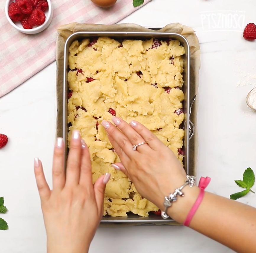 Raspberry cake with a shortcrust pastry