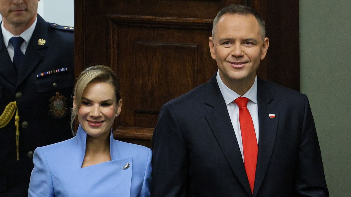 Warszawa, 06.08.2025. Uroczystość zaprzysiężenia Prezydenta RP Karola Nawrockiego przed Zgromadzeniem Narodowym. Prezydent-elekt Karol Nawrocki (2P) z żoną Martą Nawrocką (2L) na sali posiedzień Sejmu w Warszawie, 6 bm. Karol Nawrocki, dotychczasowy prezes IPN, zostanie zaprzysiężony na Prezydenta Rzeczypospolitej Polskiej. Podczas Zgromadzenia Narodowego następca Andrzeja Dudy złoży przysięgę prezydencką, po której formalnie obejmie urząd głowy państwa. (mr) PAP/Paweł Supernak