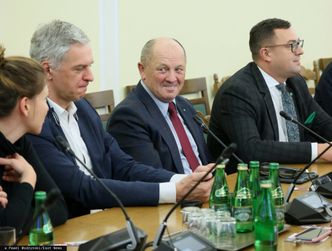 Hołownia chce wycofania papierowych pieniędzy. Jest odpowiedź ludowców