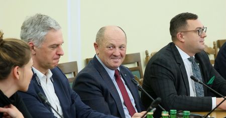 Hołownia chce wycofania papierowych pieniędzy. Jest odpowiedź ludowców
