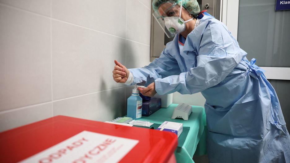 Koronawirus. Wrocław. SOR na Kamieńskiego zamknięty. Jeden z ratowników z COVID-19