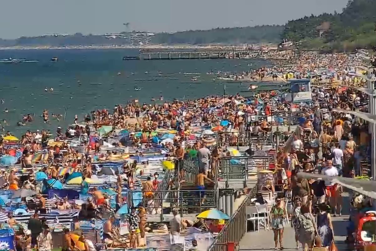 Była godz. 14:00. Taki widok uchwycono na plaży w Sarbinowie