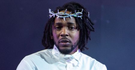 Kendrick Lamar wystąpił na festiwalu Glastonbury w CIERNIOWEJ KORONIE wysadzanej 8 tysiącami diamentów!