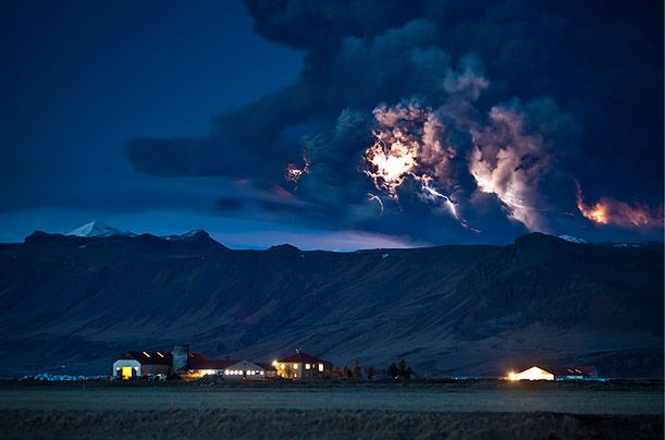 Fot. Ragnar Th Sigurdsson,  Volcanic Eruption in Iceland Erupcja Eyjafjallajokull rozświetlała niebo nad Islandią. To było niesamowite widowisko.