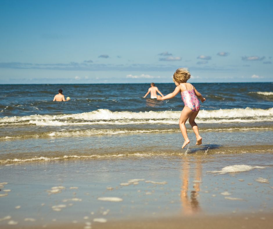 Fatalny finał zabawy na plaży. 2-latka nagle się osunęła