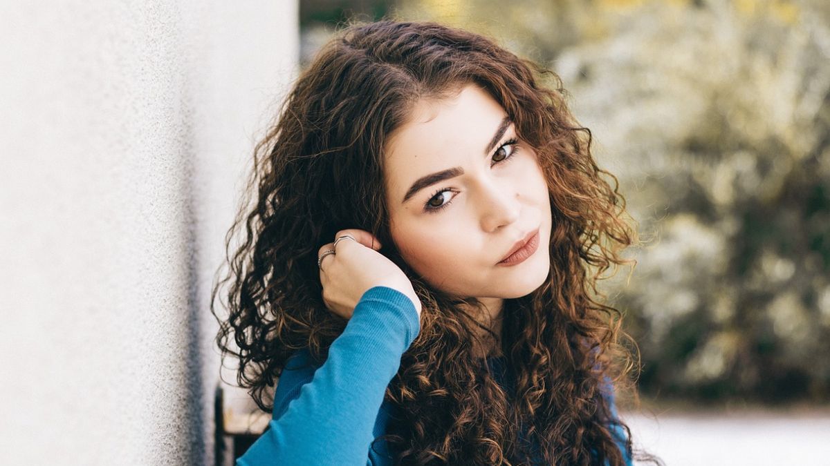 Fryzury dla kręconych włosów mogą być bardzo różne. Dzięki temu można dobrać najlepszą opcję dla włosów krótkich, dłuższych i bardzo długich.