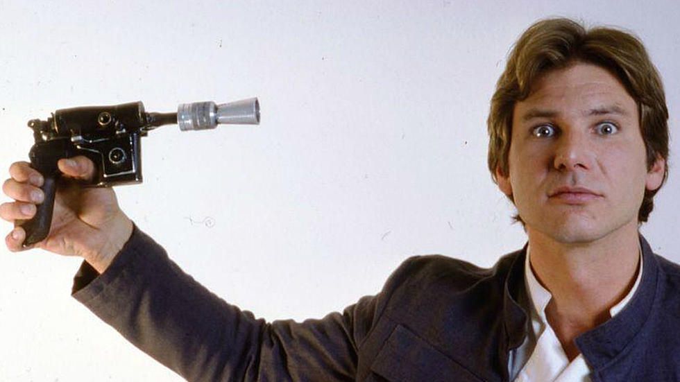 Harrison Ford jako Han Solo z blasterem