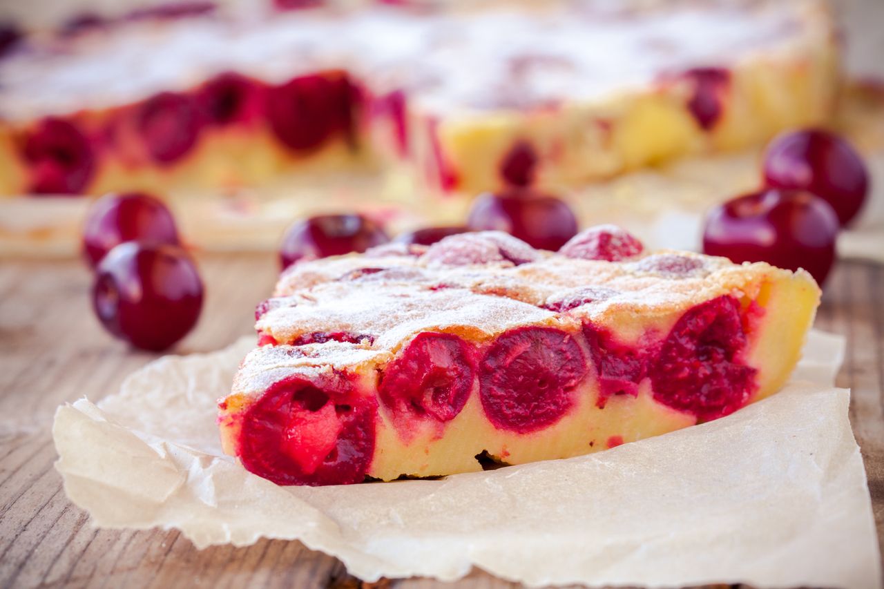 Robię ciasto z czereśniami w jednej misce. Przypomina francuski klasyk