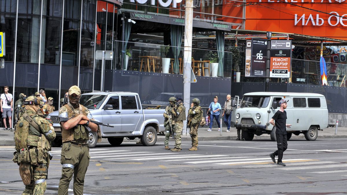 Servicemen from private military company (PMC) Wagner Group block a street in downtown Rostov-on-Don, southern Russia, 24 June 2023. Security and armoured vehicles were deployed after Wagner Group's chief Yevgeny Prigozhin said in a video that his troops had occupied the building of the headquarters of the Southern Military District, demanding a meeting with Russiaâ��s defense chiefs. EPA/ARKADY BUDNITSKY Dostawca: PAP/EPA.