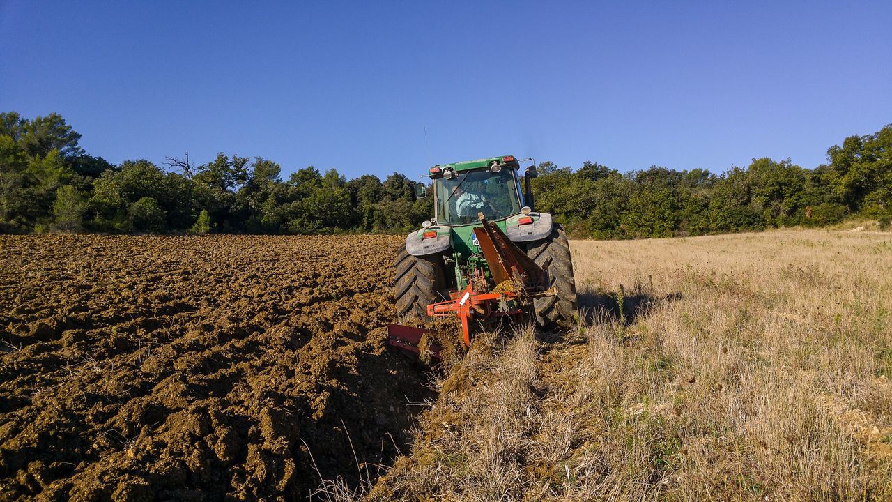 Traktor przejechał 14-latka. Wezwano śmigłowiec ratowniczy