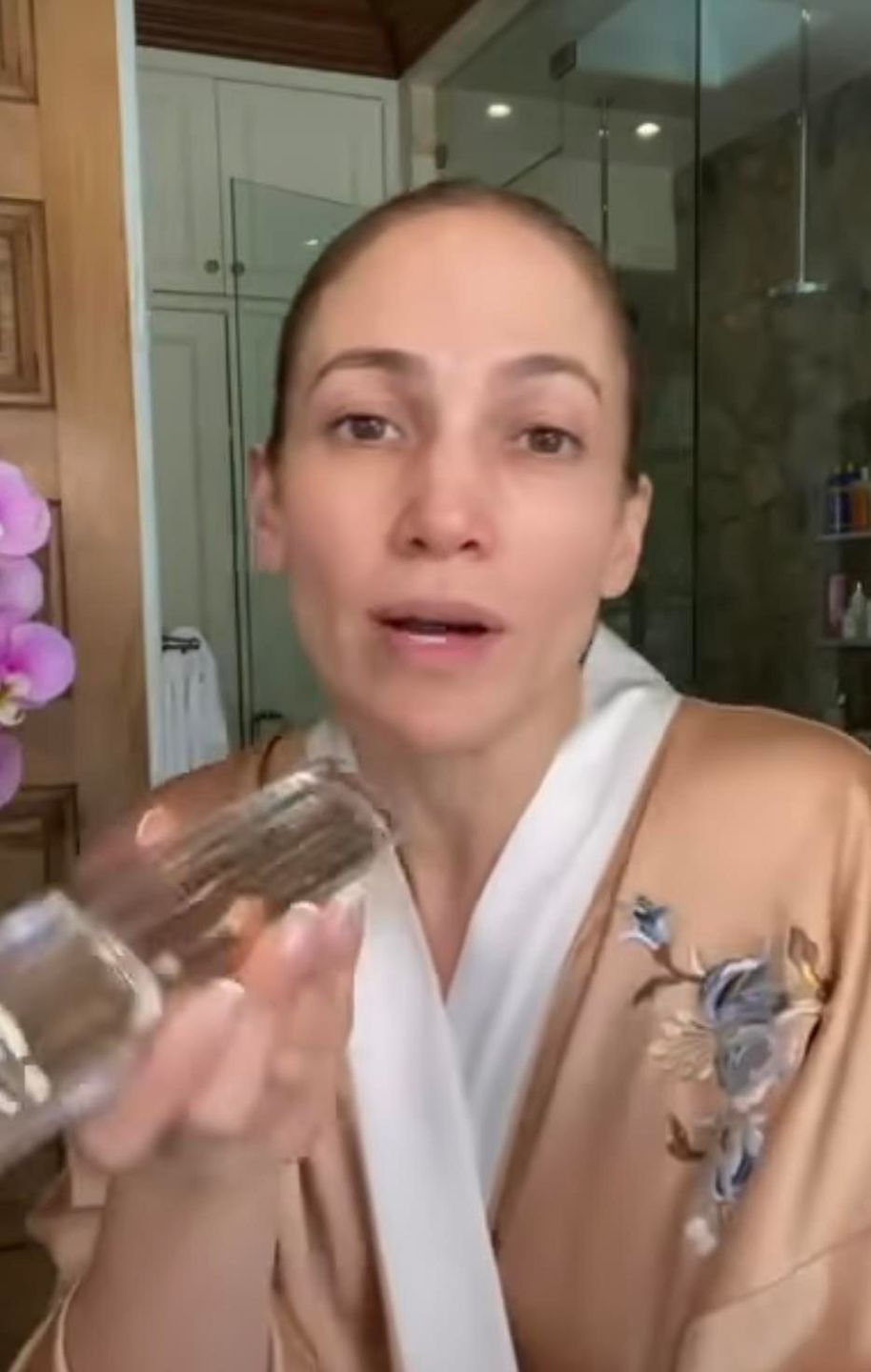 Jennifer Lopez prezentuje twarz bez makijażu