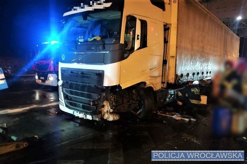 Wrocław. TIR wjechał w bramki na autostradzie A4. Kierowca miał 1,7 promila alkoholu