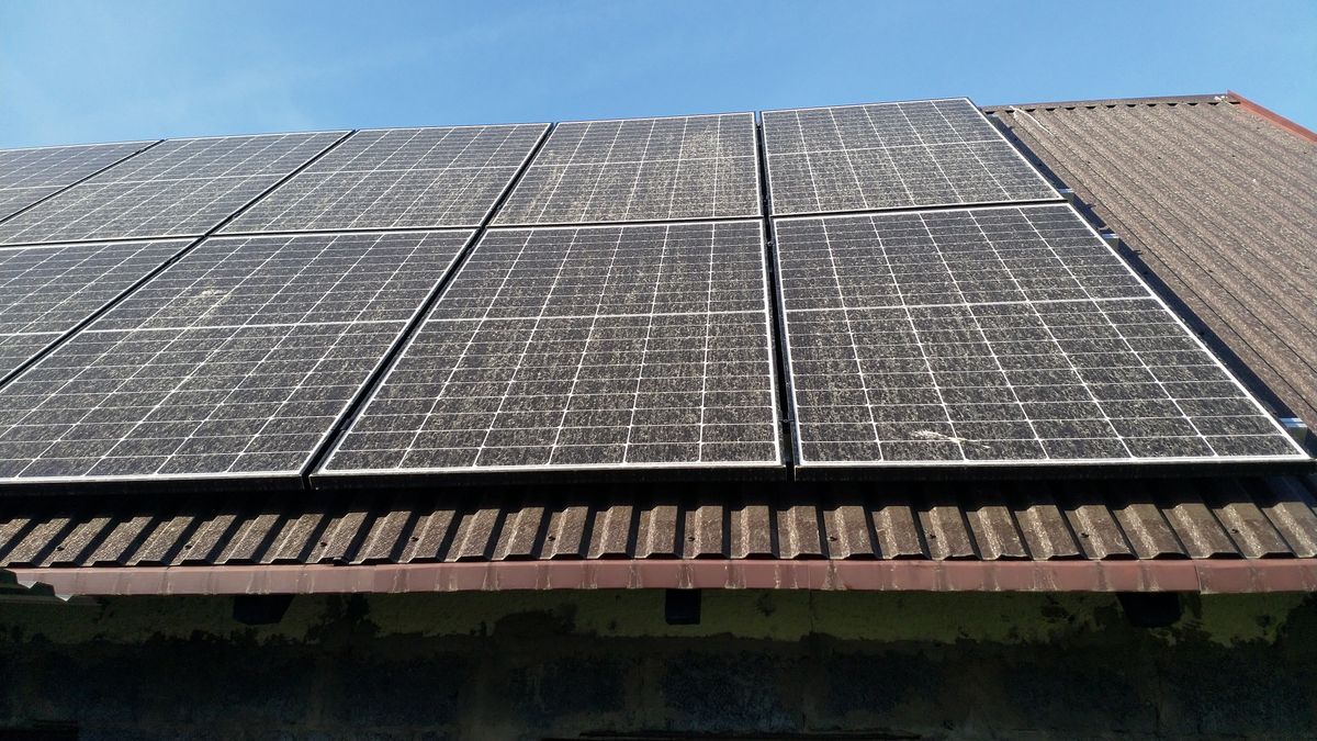 Panele fotowoltaiczne na dachu. Czym myć moduły fotowoltaiczne?